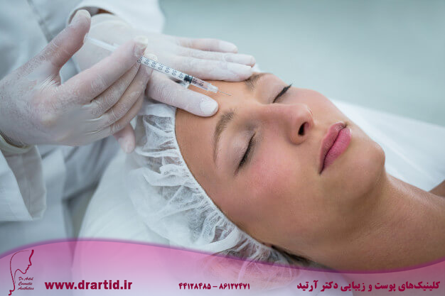 female patient receiving botox injection forehead 107420 74103 - تزریق - بوتاکس