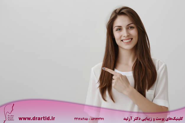 pretty young woman pointing finger left smiling as inviting look copyspace 176420 20841 - زنان