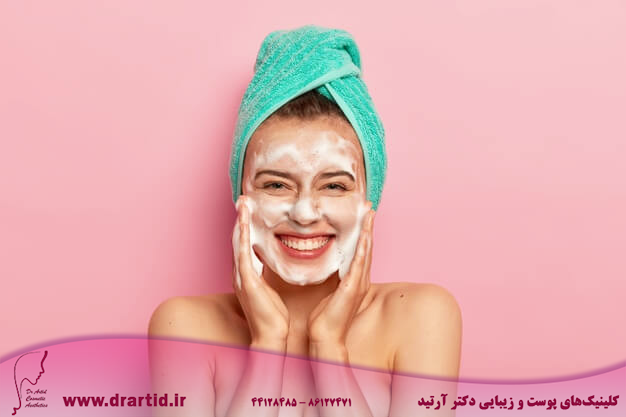 pampering hygiene concept happy young european woman massages cheeks aplies bubble foam washes face smiles positively has naked body enjoys taking shower wants have clean skin 273609 31303 - برنامه روتین مراقبت پوستی