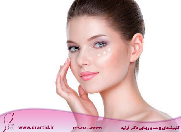 portrait woman with healthy face applying cosmetic cream eyes 186202 7880 - 5 گام برای مراقبت از پوست در شب برای داشتن پوستی زیبا و جوان