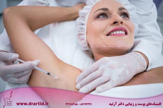 doctor injecting woman her arm pits 107420 74127 - هر آنچه باید در مورد تزریق بوتاکس برای کاهش تعریق بدانید!