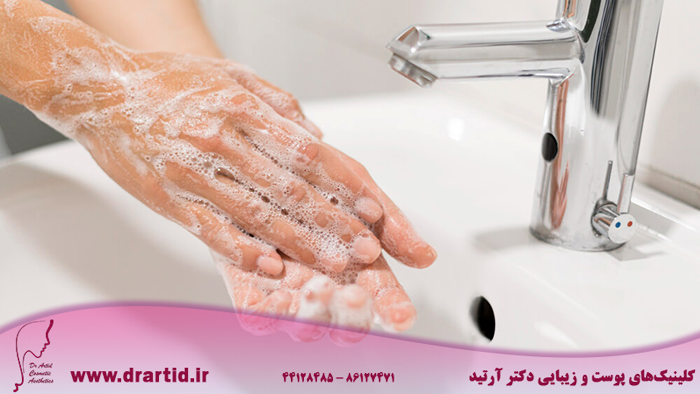person washing hands with soap - مراقبت از پوست در زمان پاندامی ویروس کرونا