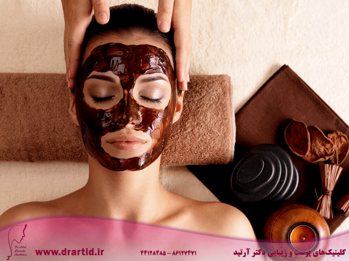 spa massage young woman with facial mask face indoors - چرا فشیال مهم است؟!