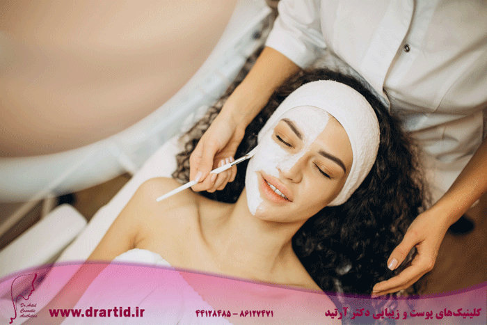 woman visiting cosmetologist making rejuvenation procedures - چرا فشیال مهم است؟!