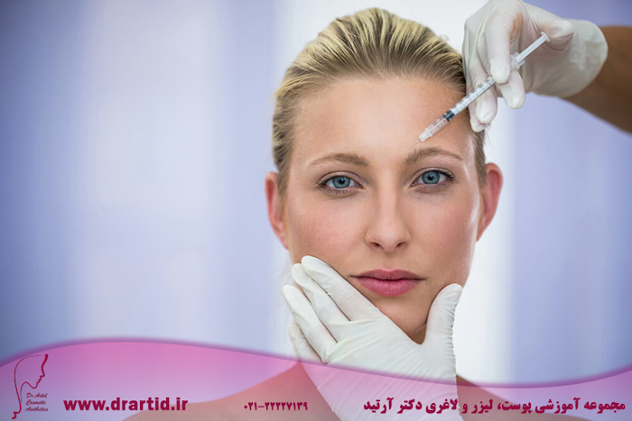 female patient receiving botox injection forehead - آموزش تزریق بوتاکس