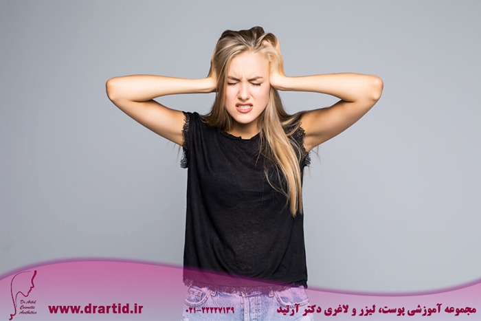 portrait angry stressed woman covering ears with palms shouting isolated gray background 1 - درمان میگرن با تزریق بوتاکس