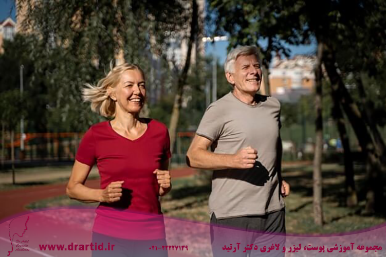 smiley older couple jogging outdoors 23 2148729868 1 - چگونه می‌توانم وزن کم کنم؟