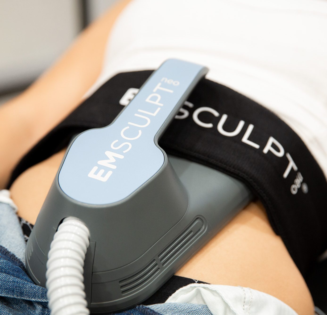 عضله‌سازی شکم با دستگاه EMSculpt